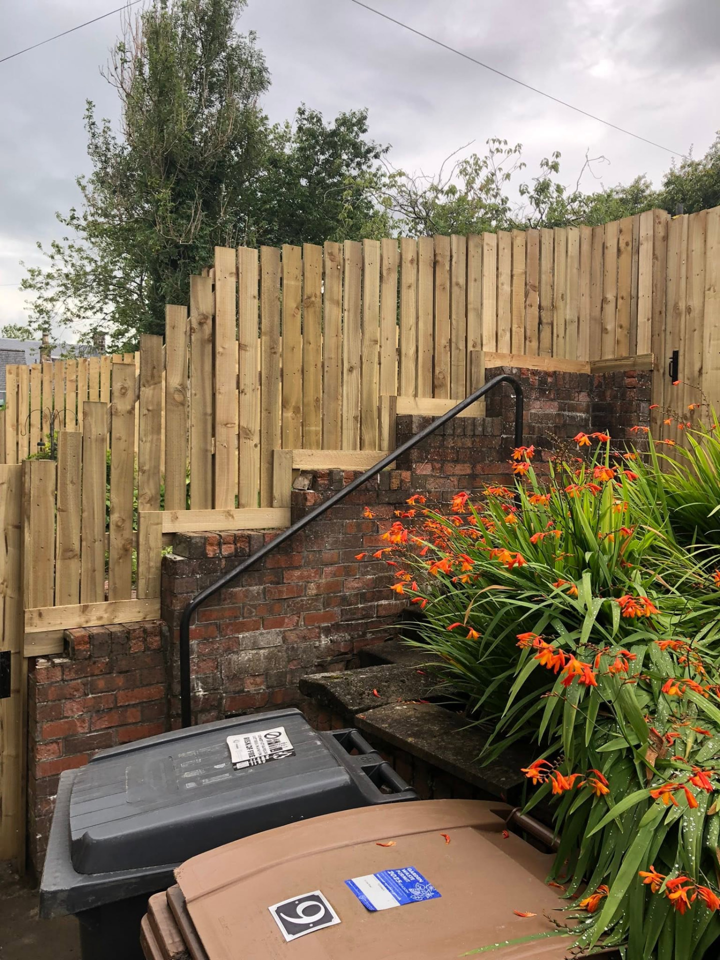 Stepped boundary fencing